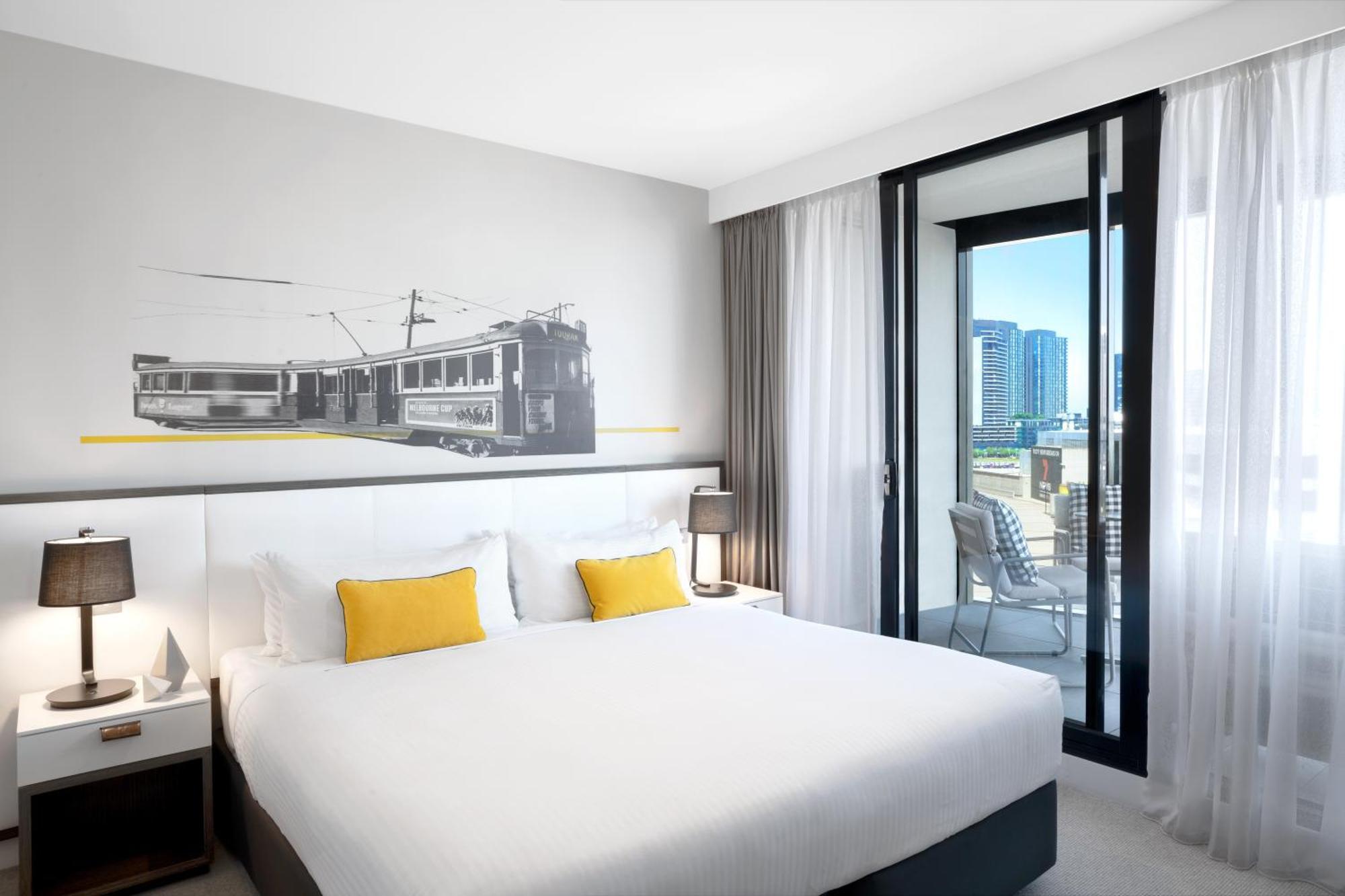Peppers Docklands Hotel Melbourne Buitenkant foto A bedroom at the hotel