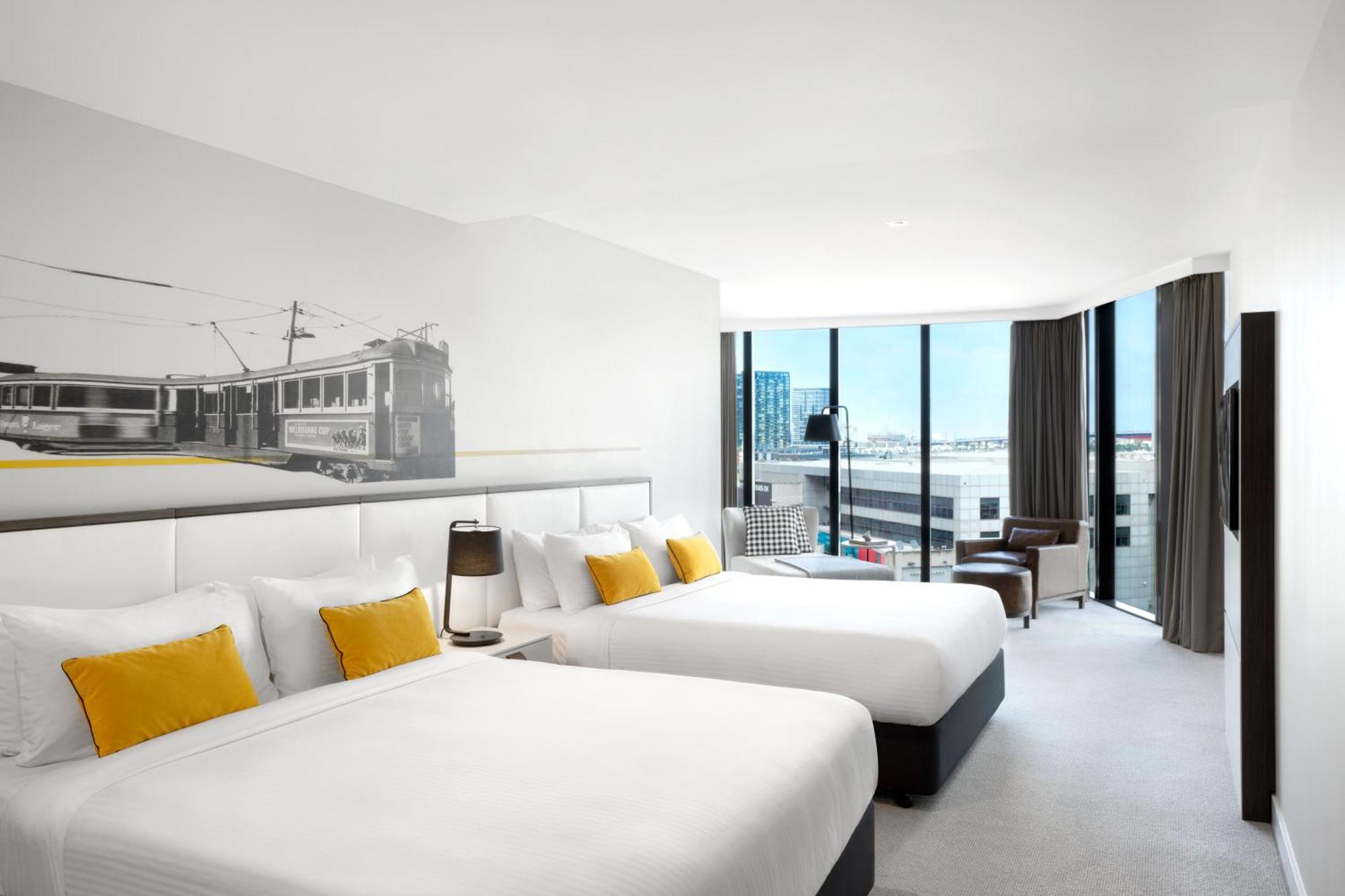 Peppers Docklands Hotel Melbourne Buitenkant foto A typical room at the hotel