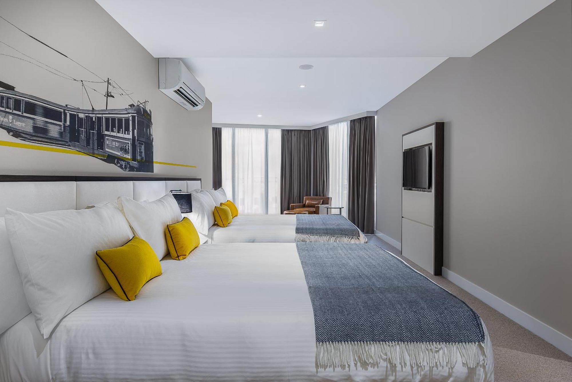 Peppers Docklands Hotel Melbourne Buitenkant foto A typical room at the hotel