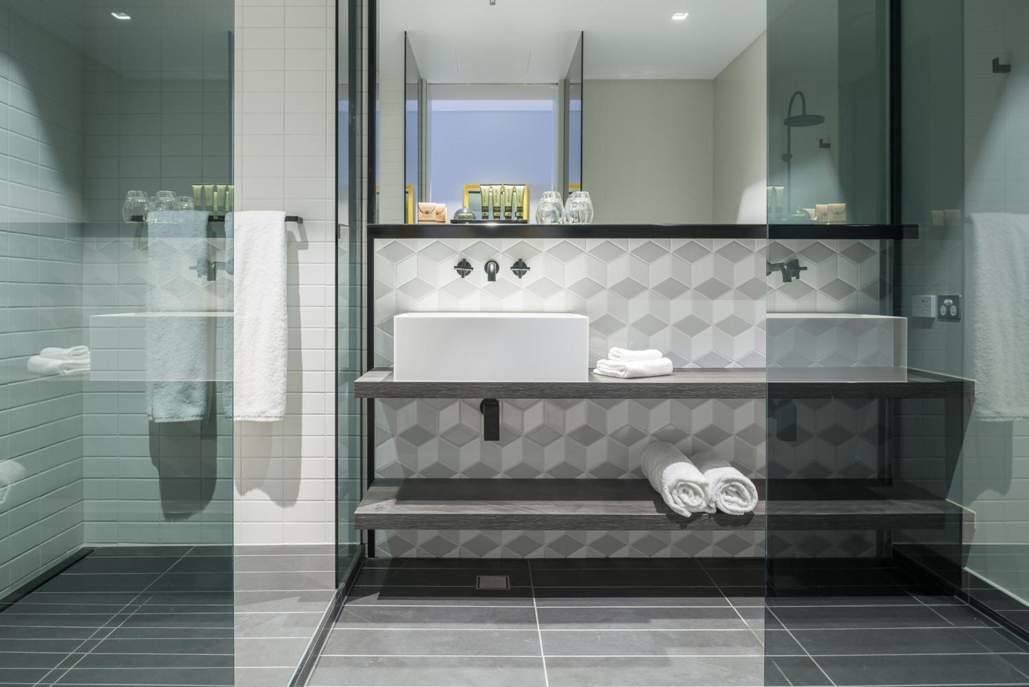 Peppers Docklands Hotel Melbourne Buitenkant foto Bathroom