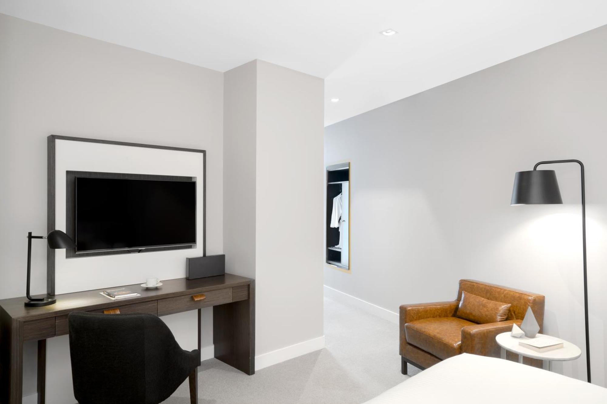 Peppers Docklands Hotel Melbourne Buitenkant foto A room at the hotel