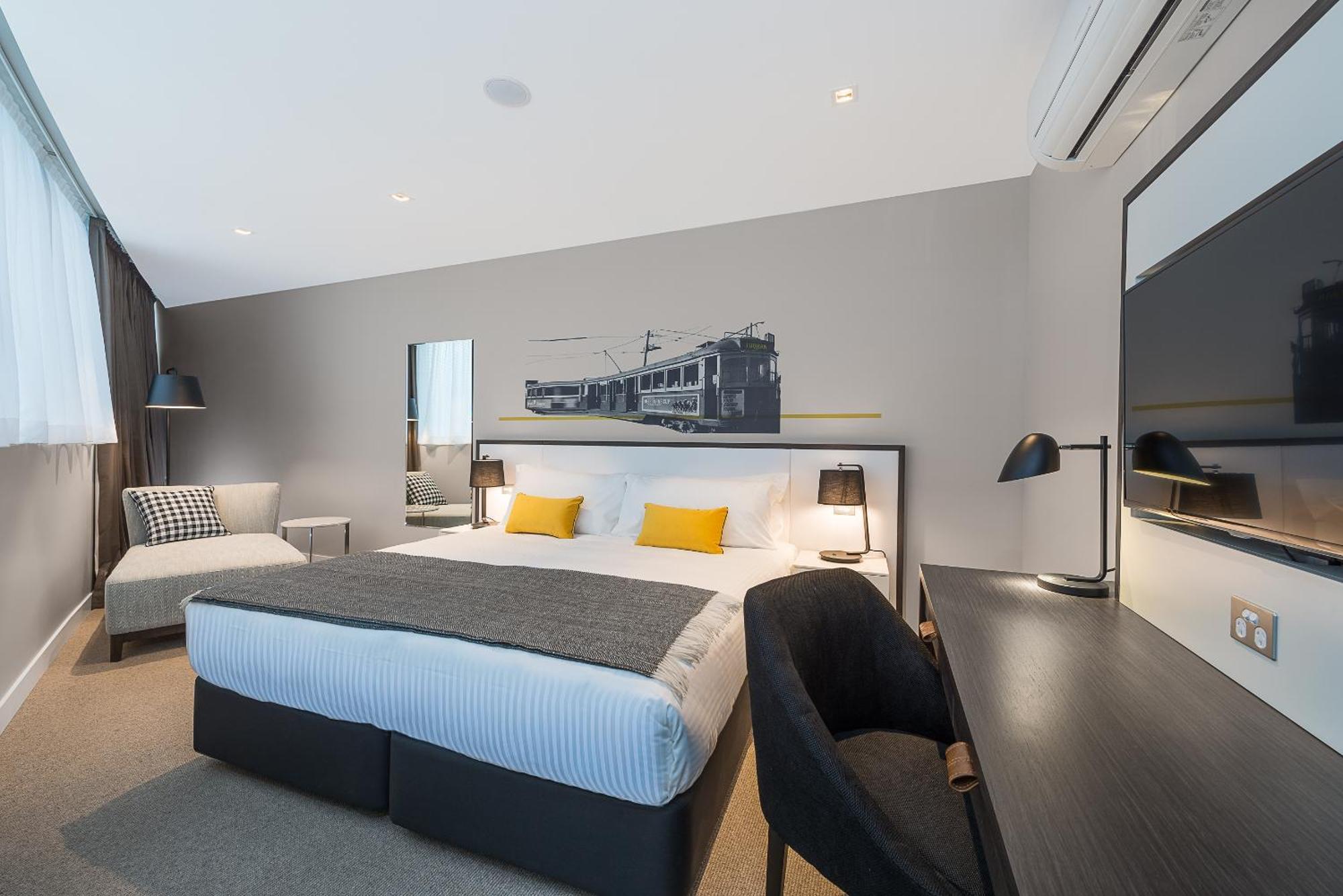 Peppers Docklands Hotel Melbourne Buitenkant foto A bedroom at the hotel