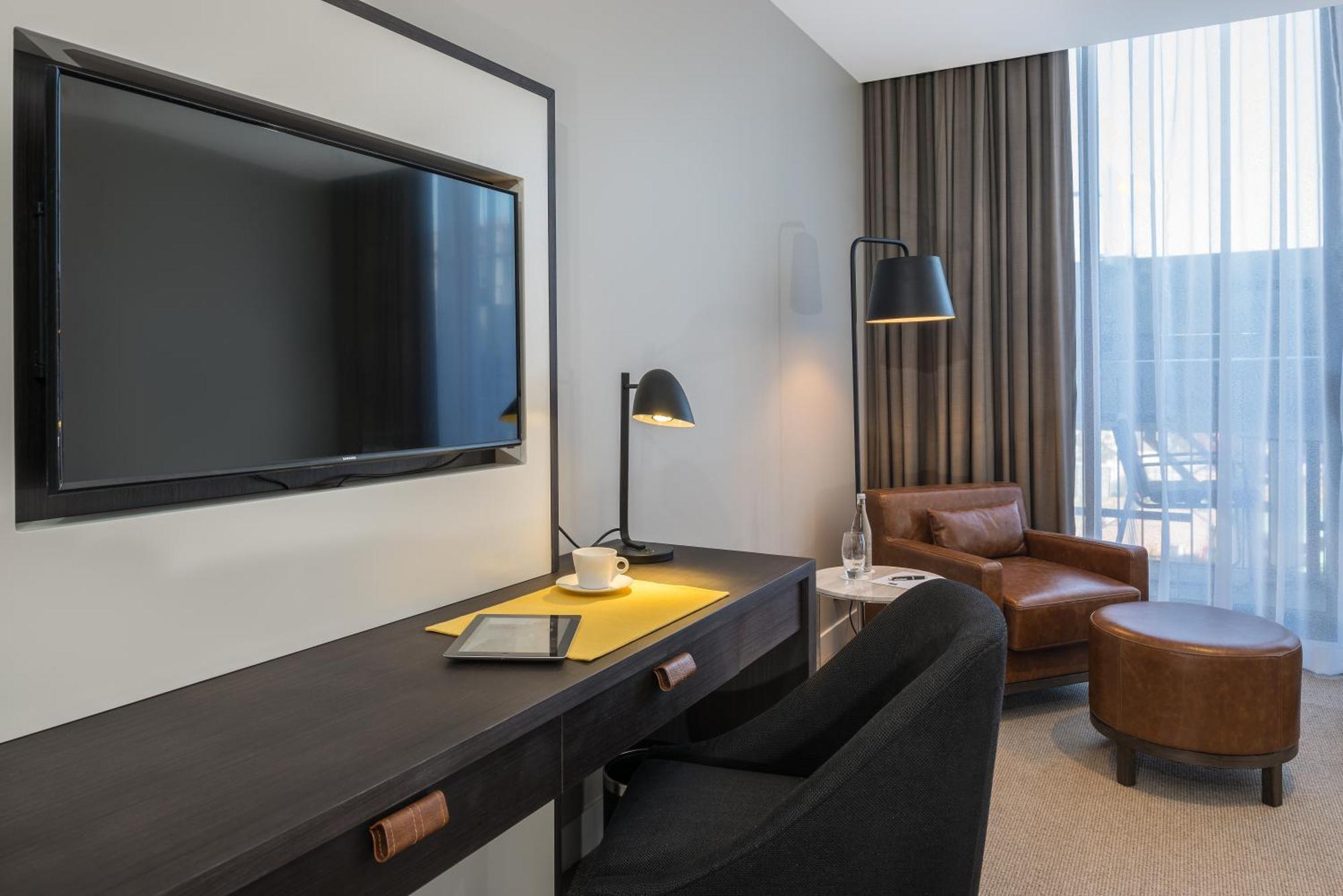 Peppers Docklands Hotel Melbourne Buitenkant foto A room at the hotel